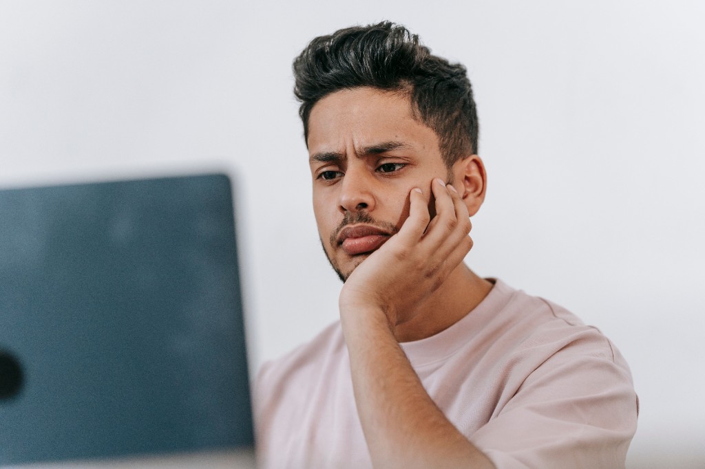 Homme concentré devant son ordinateur, analysant des statistiques