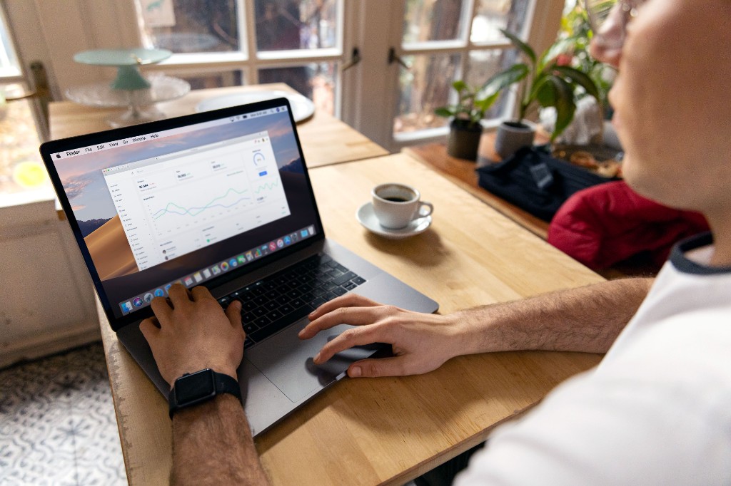 Tableau de bord d'une plateforme SaaS sur mesure utilisée sur un ordinateur portable