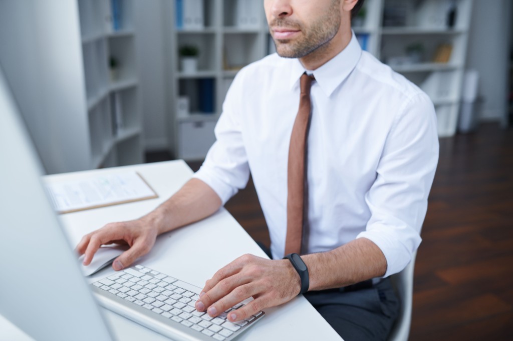 Professionnel qui pilote ses missions administratives depuis son bureau